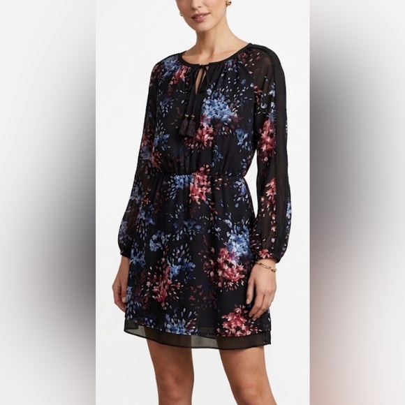 White House Black Market Dresses & Skirts - EASTER SALE! White House Black Market Chiffon Dress, Size 6